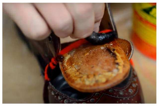 Paste the lining of the shoe with the help of glue